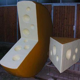 Käse aus Polyester als Werbeträger für eine Käserei